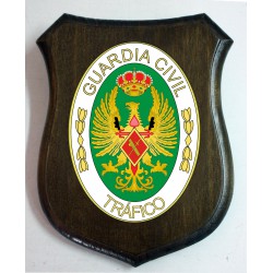 Metopa de madera con escudo Guardia Civil de Tráfico  sobre óvalo de porcelana.